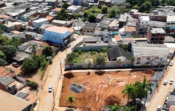 Hermeto impulsiona transformação na Vila Cauhy com pavimentação de ruas e reforma da praça central Hermeto impulsiona transformação na Vila Cauhy com pavimentação de ruas e reforma da praça central