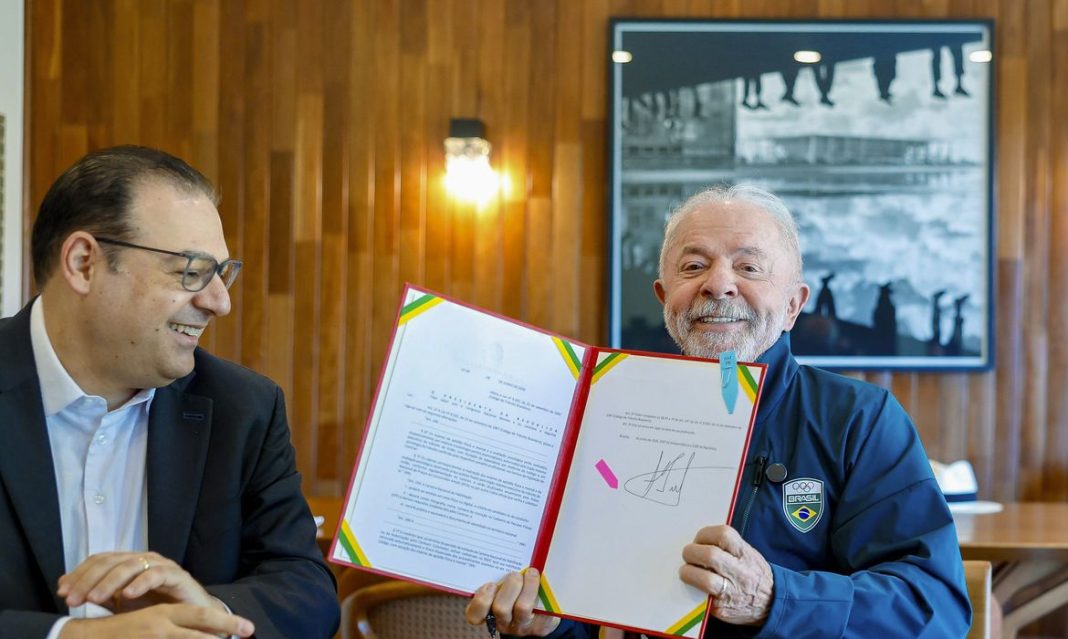 Lula sanciona lei que garante renovação automática da CNH a motoristas sem custos Lula sanciona lei que garante renovação automática da CNH a motoristas sem custos