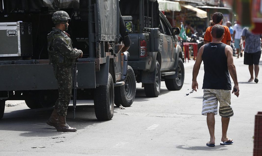 Polícia faz ação para cumprir 56 mandados de prisão na Maré, no Rio Polícia faz ação para cumprir 56 mandados de prisão na Maré, no Rio