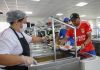 Usuários dos restaurantes comunitários de Ceilândia Norte e Estrutural têm transporte gratuito para almoçar em outras unidades