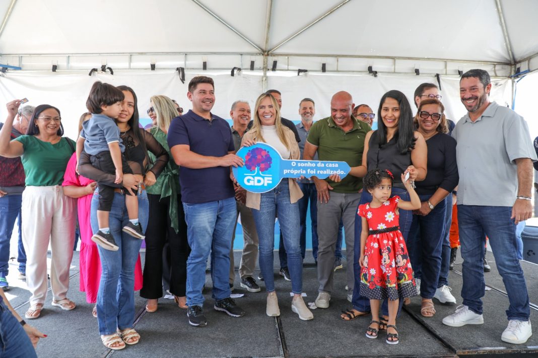 Celina Leão realiza sonho da casa própria para 44 famílias no Riacho Fundo II Celina Leão realiza sonho da casa própria para 44 famílias no Riacho Fundo II