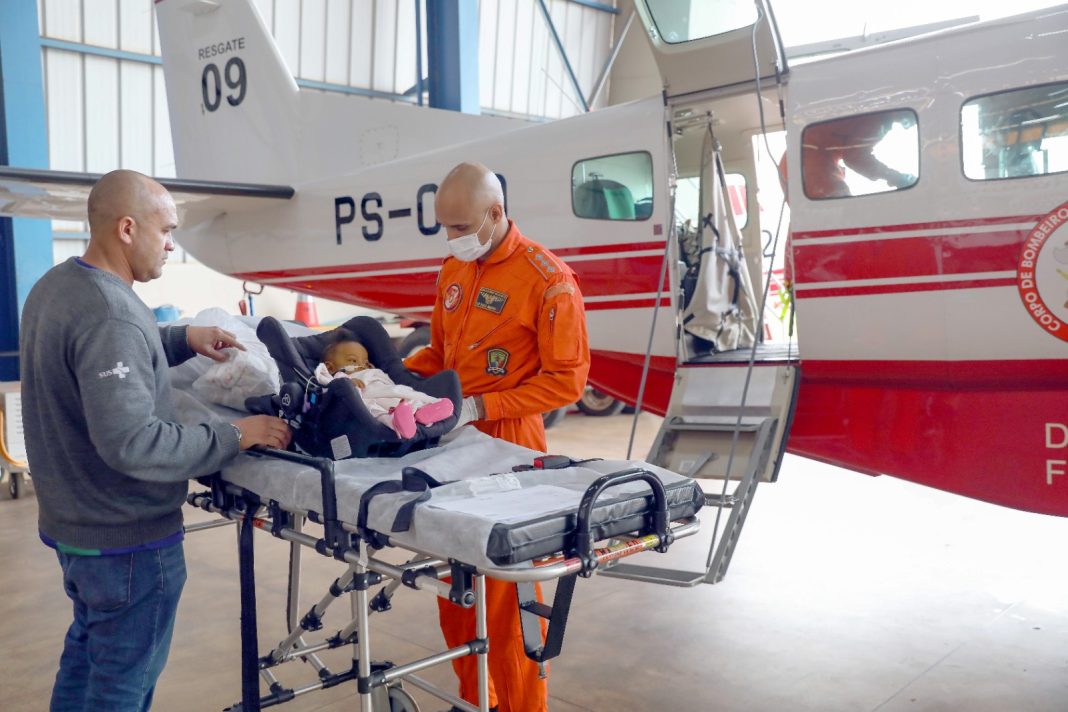 Corpo de Bombeiros do DF leva bebê para transplante de fígado no Paraná Corpo de Bombeiros do DF leva bebê para transplante de fígado no Paraná