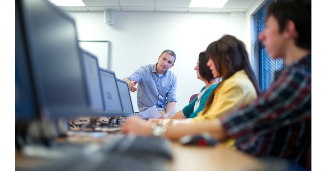 Projeto High Tech Course abre inscrições para formação online em cursos voltados para a tecnologia Projeto High Tech Course abre inscrições para formação online em cursos voltados para a tecnologia