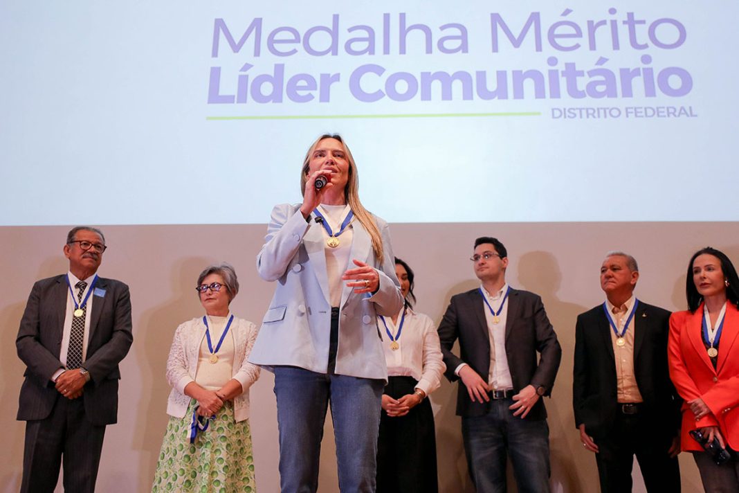 Líderes comunitários recebem homenagem do GDF na Câmara Legislativa Líderes comunitários recebem homenagem do GDF na Câmara Legislativa