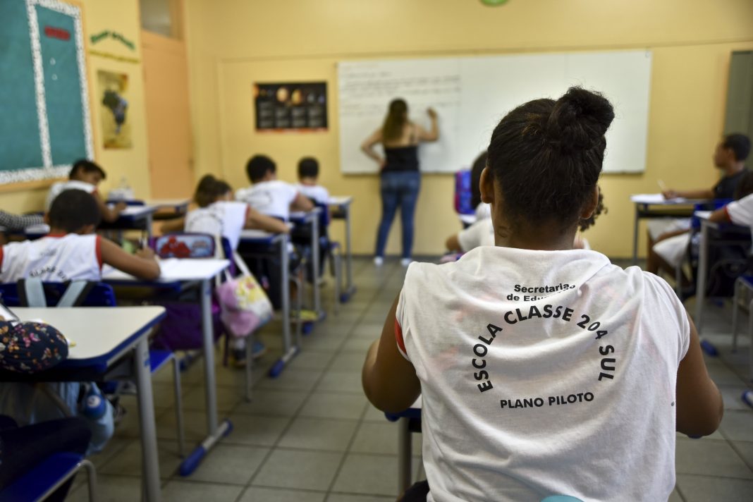 CLDF aprova transparência de materiais didáticos nas escolas públicas do Distrito Federal CLDF aprova transparência de materiais didáticos nas escolas públicas do Distrito Federal