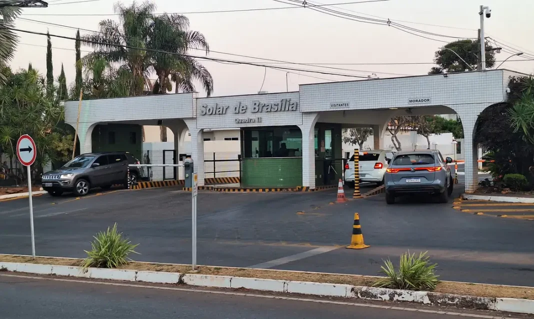 PF não encontra armas após cumprir busca na casa de Bolsonaro PF não encontra armas após cumprir busca na casa de Bolsonaro