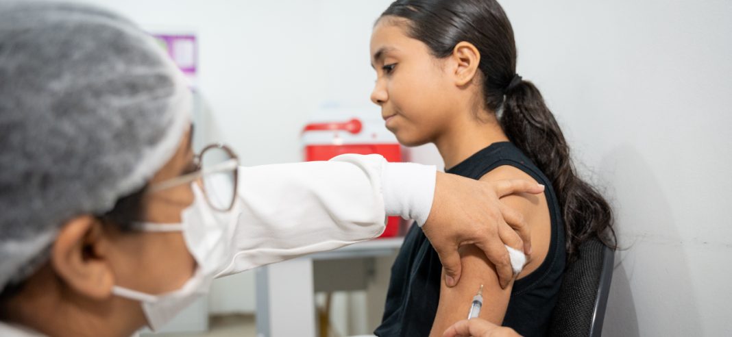 Jovens de 15 a 19 anos podem se vacinar contra o HPV até dezembro Jovens de 15 a 19 anos podem se vacinar contra o HPV até dezembro