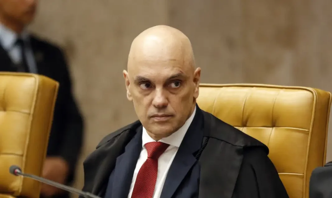 Moraes suspende visitas de Flávio a Bolsonaro na prisão domiciliar Moraes suspende visitas de Flávio a Bolsonaro na prisão domiciliar