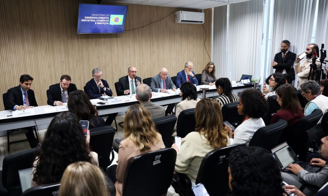 Governo federal deve garantir socorro a setores atingidos por tarifaço dos EUA Governo federal deve garantir socorro a setores atingidos por tarifaço dos EUA