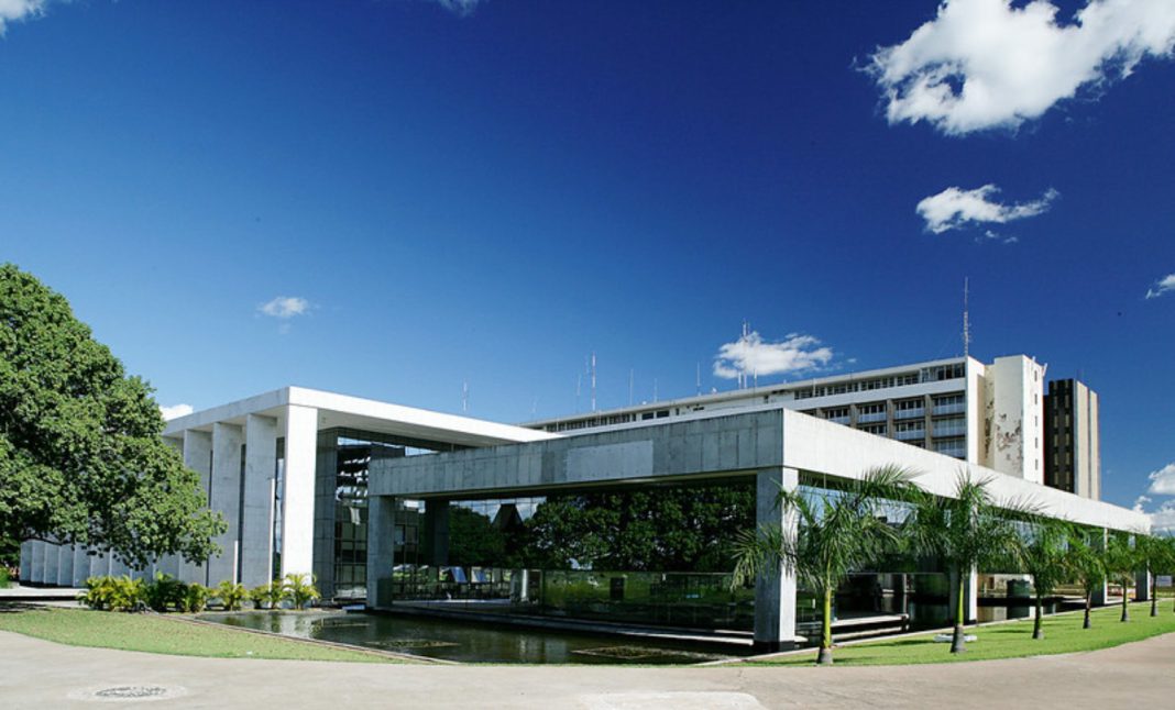 Cofen aciona Justiça contra resolução do CFM que restringe atuação de enfermeiros com Plasma Rico em Plaquetas Cofen aciona Justiça contra resolução do CFM que restringe atuação de enfermeiros com Plasma Rico em Plaquetas