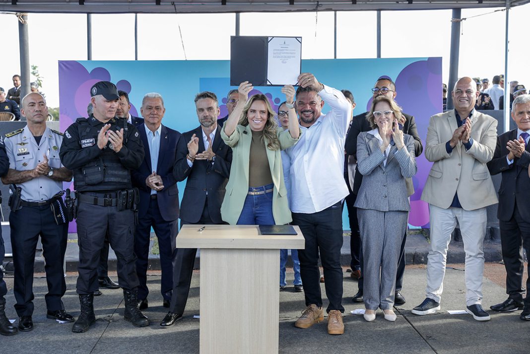 Celina Leão assina ordem de serviço para construção de novas sedes de batalhões da PMDF Celina Leão assina ordem de serviço para construção de novas sedes de batalhões da PMDF