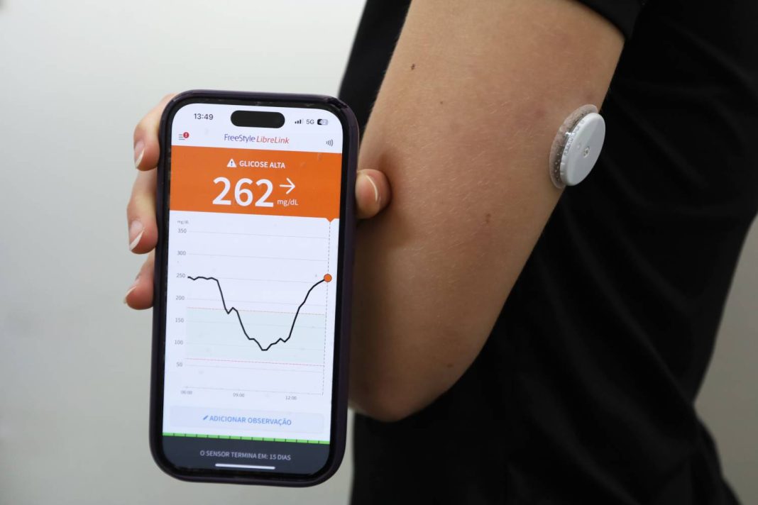 Programa da Saúde do DF permite a pacientes com diabetes monitorar monitoram níveis de glicose em tempo real Programa da Saúde do DF permite a pacientes com diabetes monitorar monitoram níveis de glicose em tempo real