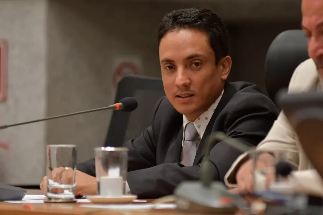 Morre comunicador Fernando Fidelis no DF após complicações de saúde Morre comunicador Fernando Fidelis no DF após complicações de saúde