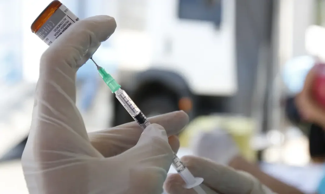 Paulistanos enfrentam filas para tomar vacina contra sarampo Paulistanos enfrentam filas para tomar vacina contra sarampo
