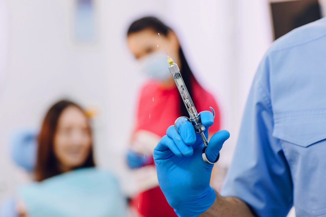 Queda de Braço: Justiça Federal suspende resolução que autorizava dentistas a realizar sedação profunda Queda de Braço: Justiça Federal suspende resolução que autorizava dentistas a realizar sedação profunda