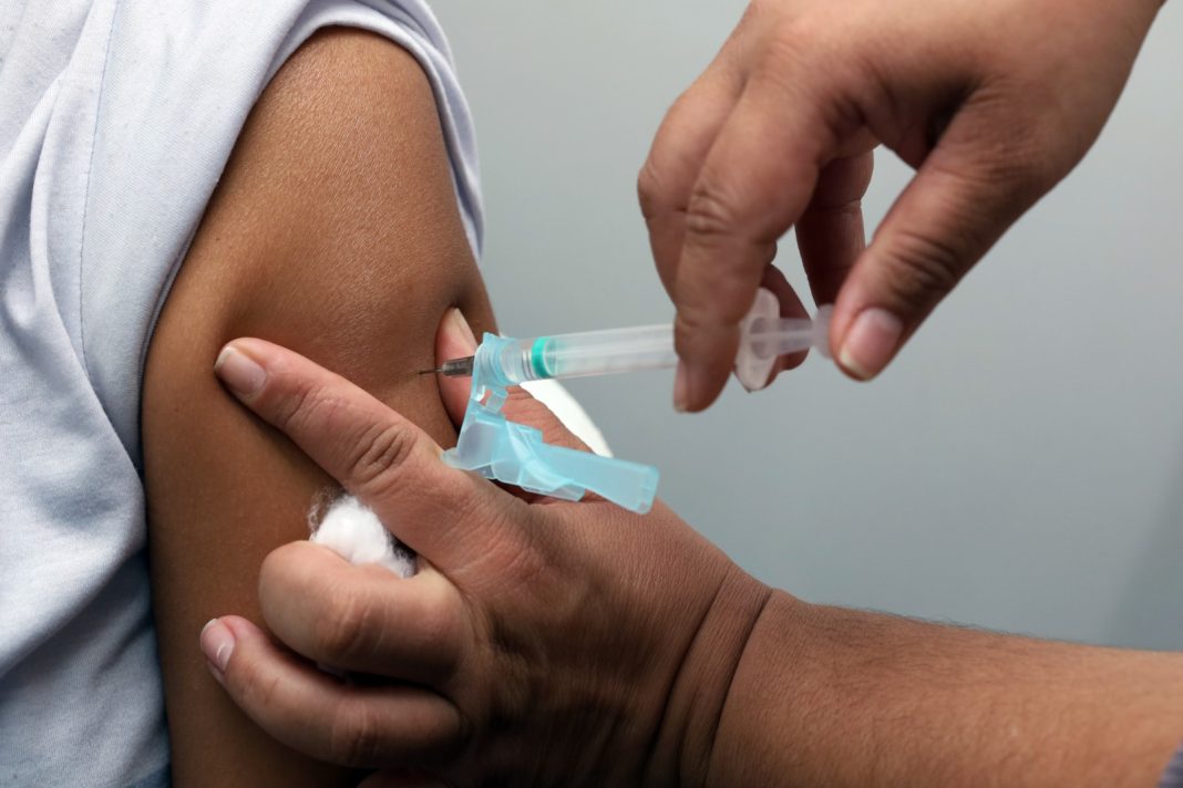 Vacinas contra sarampo, covid-19 e outras doenças estão disponíveis neste sábado (15) Vacinas contra sarampo, covid-19 e outras doenças estão disponíveis neste sábado (15)