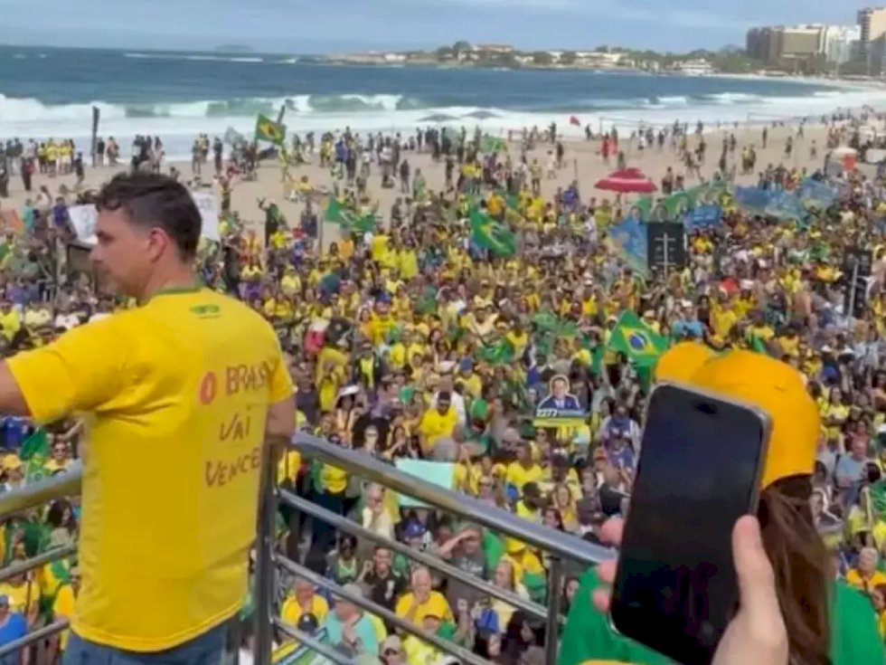 A realidade bate a porta: Ato de Flávio Bolsonaro reúne 8,9 mil pessoas em Capacabana A realidade bate a porta: Ato de Flávio Bolsonaro reúne 8,9 mil pessoas em Capacabana