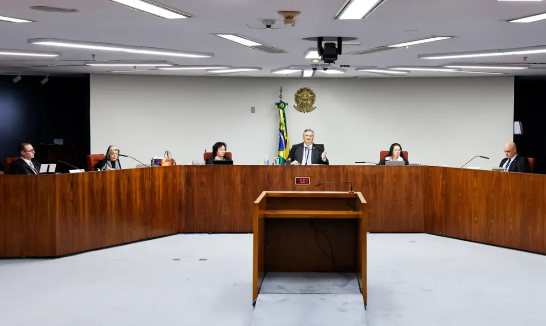 Dino e Moraes defendem rediscutir dispensa de diploma para jornalista Dino e Moraes defendem rediscutir dispensa de diploma para jornalista