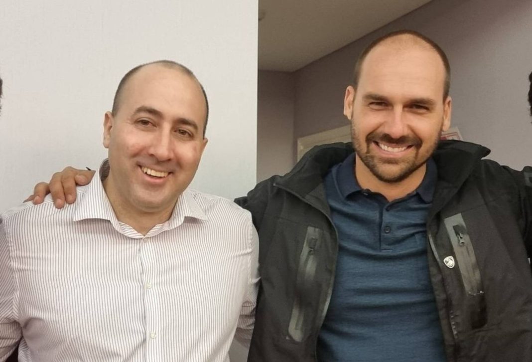 Próximo a Eduardo Bolsonaro, influenciador Fernando Cerimedo é preso na Bolívia por atentado contra a ex-namorada Próximo a Eduardo Bolsonaro, influenciador Fernando Cerimedo é preso na Bolívia por atentado contra a ex-namorada
