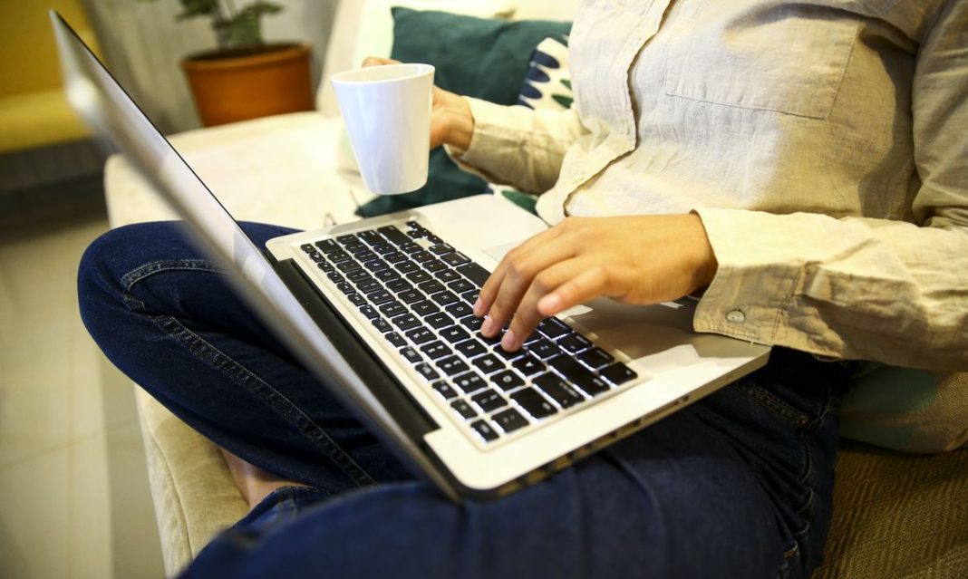 Sete em cada dez brasileiros temem realizar compras de remédios via internet Sete em cada dez brasileiros temem realizar compras de remédios via internet