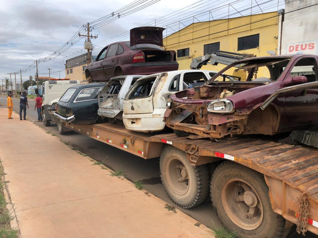 Carcaças e veículos abandonados: saiba como solicitar a retirada no DF Carcaças e veículos abandonados: saiba como solicitar a retirada no DF