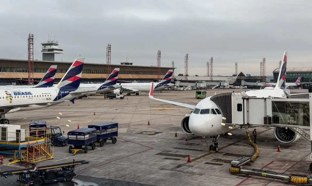 Anvisa atualiza regras de segurança sanitária para aviões e aeroportos Anvisa atualiza regras de segurança sanitária para aviões e aeroportos