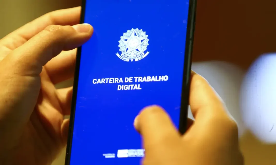 Desemprego cai para 5,3%, o menor para o trimestre terminado em julho Desemprego cai para 5,3%, o menor para o trimestre terminado em julho