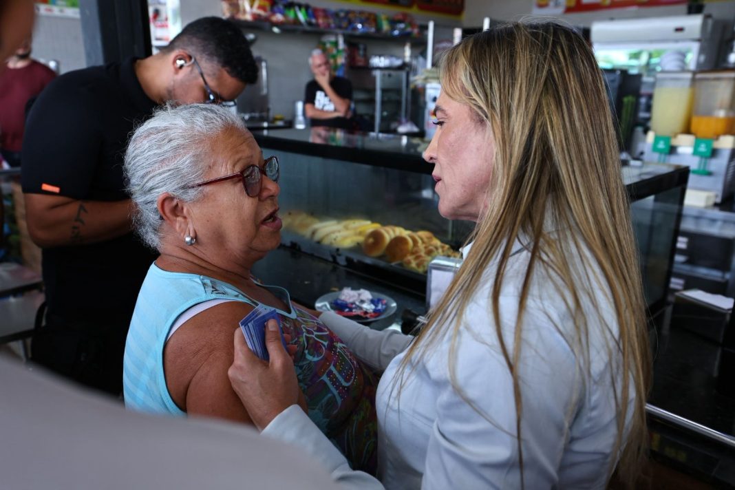 Celina Leão anuncia R$ 12 milhões para feiras e destaca expansão do metrô à população do Gama Celina Leão anuncia R$ 12 milhões para feiras e destaca expansão do metrô à população do Gama