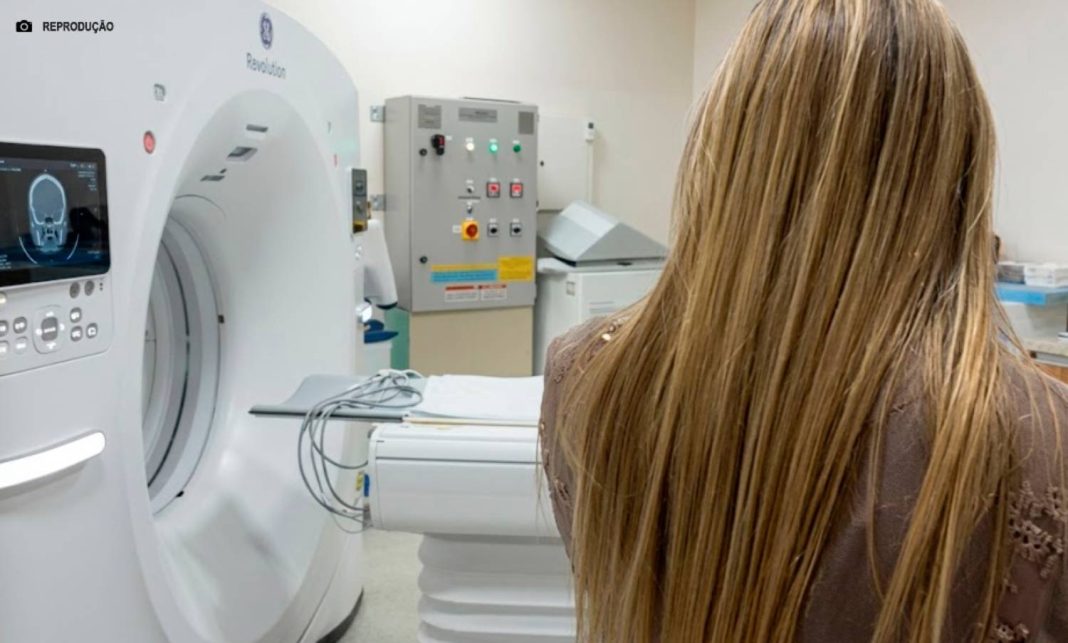 Celina Leão inspeciona tomógrafo recém-instalado no Hospital Materno Infantil de Brasília Celina Leão inspeciona tomógrafo recém-instalado no Hospital Materno Infantil de Brasília