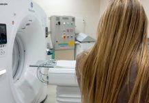 Celina Leão inspeciona tomógrafo recém-instalado no Hospital Materno Infantil de Brasília