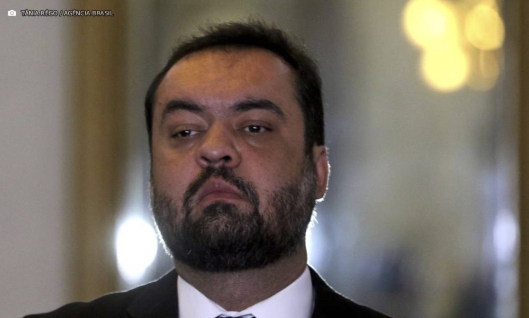 Polícia Federal afirma que Castro recebeu adega, mansão e caviar para ajudar Refit Polícia Federal afirma que Castro recebeu adega, mansão e caviar para ajudar Refit