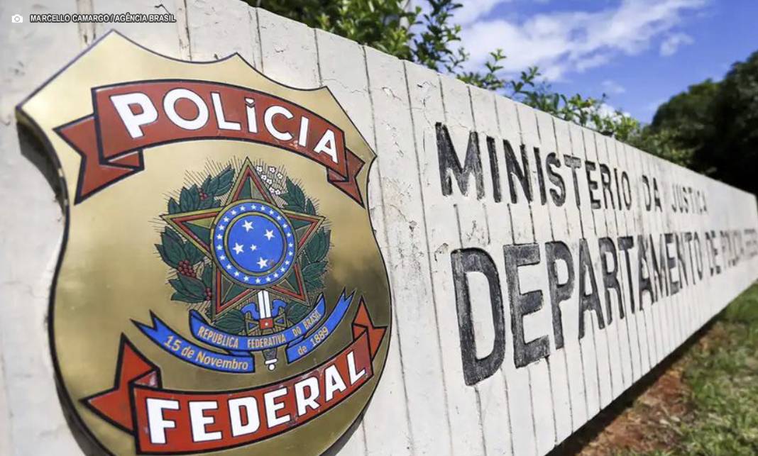Onze diretores da PF colocam cargos à disposição e manifestam ‘total apoio’ a Andrei Rodrigues após afastamento por Mendonça no STF Onze diretores da PF colocam cargos à disposição e manifestam ‘total apoio’ a Andrei Rodrigues após afastamento por Mendonça no STF