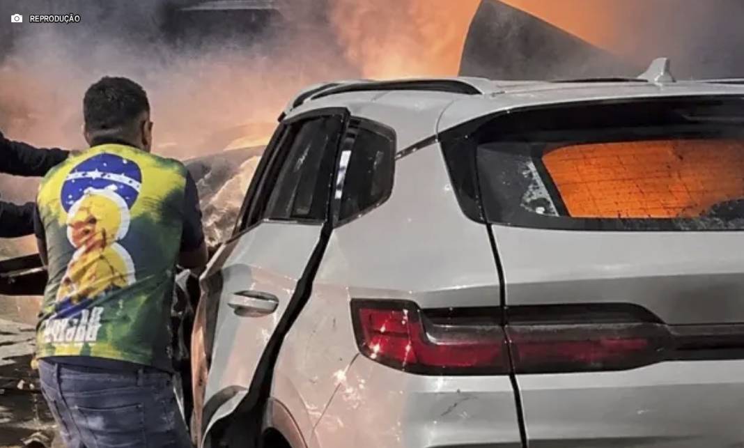 Homem de 50 anos morre após carro colidir com caminhão e pegar fogo na GO-020 em Goiânia Homem de 50 anos morre após carro colidir com caminhão e pegar fogo na GO-020 em Goiânia