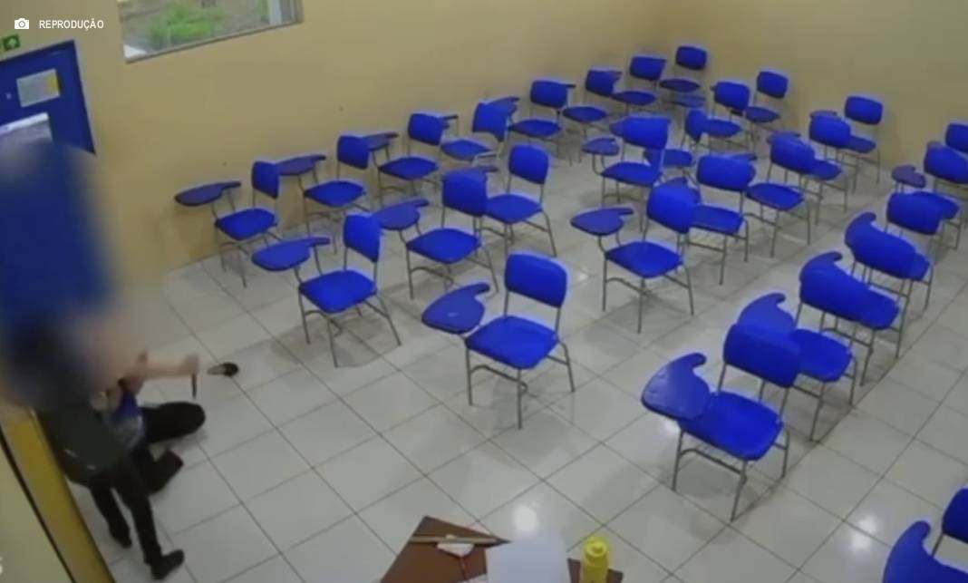 Vídeo: aluna esfaqueia professora dentro de sala de aula no Pará Vídeo: aluna esfaqueia professora dentro de sala de aula no Pará
