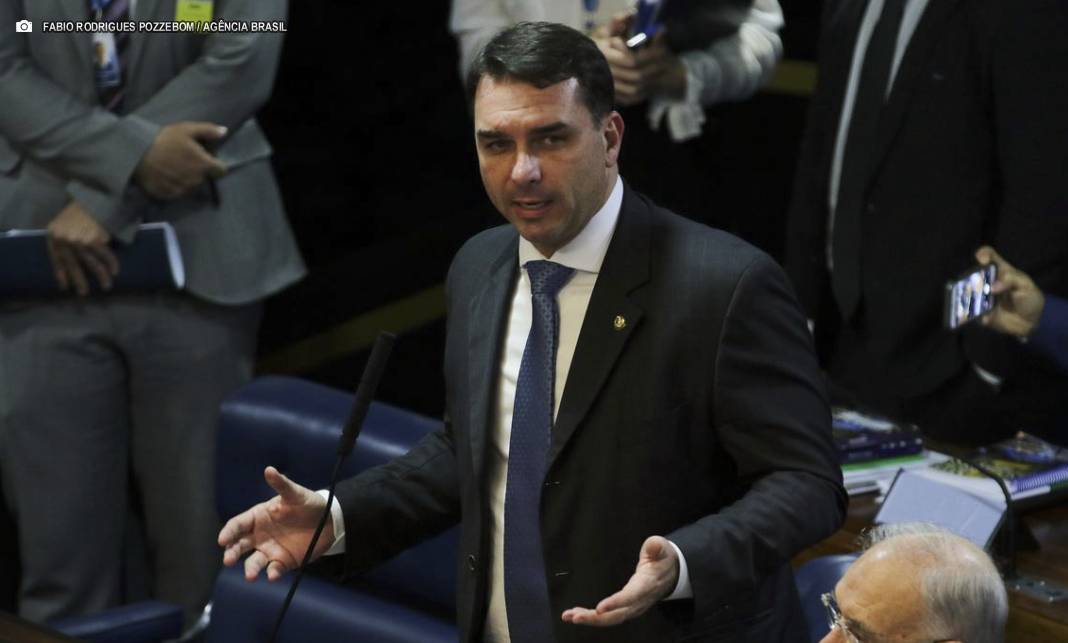 Defesa de Flávio Bolsonaro tentou levar caso Dark Horse a Mendonça Defesa de Flávio Bolsonaro tentou levar caso Dark Horse a Mendonça