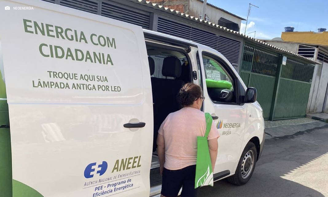 Mais de 31 mil lâmpadas são trocadas e ajudam famílias de baixa renda do DF a economizar energia Mais de 31 mil lâmpadas são trocadas e ajudam famílias de baixa renda do DF a economizar energia