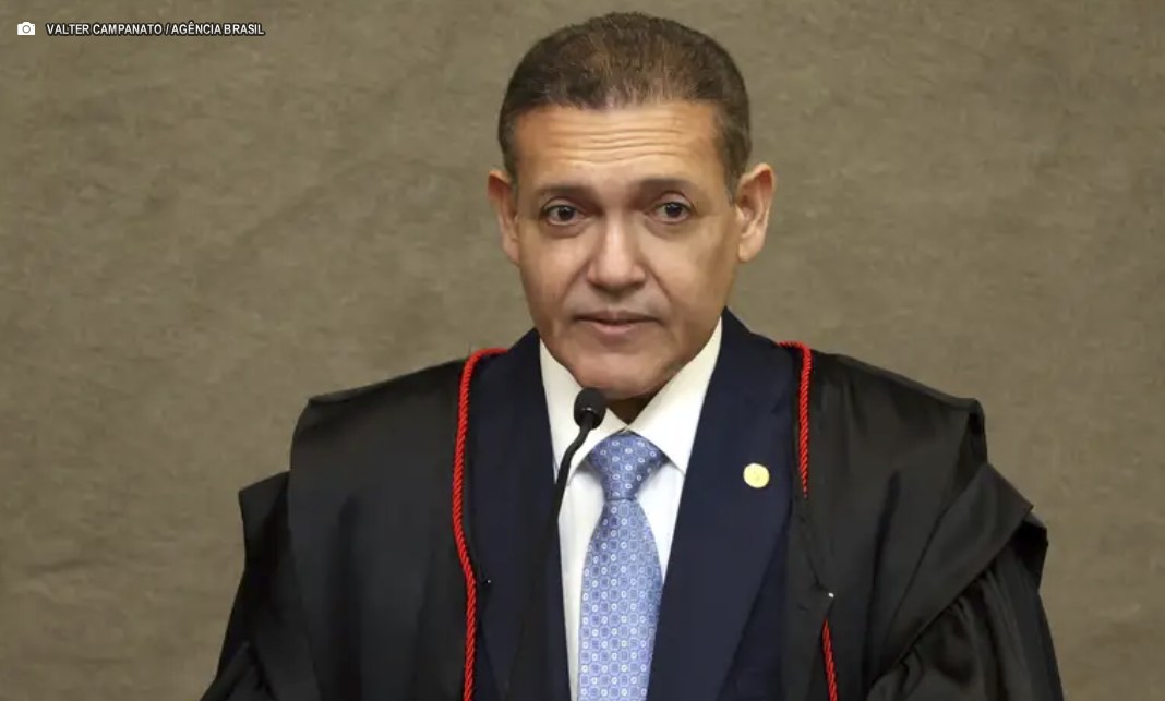 KN presidente do TSE bloqueia canal no WhatsApp ‘Exército do Lula’ com 3,3 milhões de seguidores a pedido de Flávio Bolsonaro KN presidente do TSE bloqueia canal no WhatsApp ‘Exército do Lula’ com 3,3 milhões de seguidores a pedido de Flávio Bolsonaro