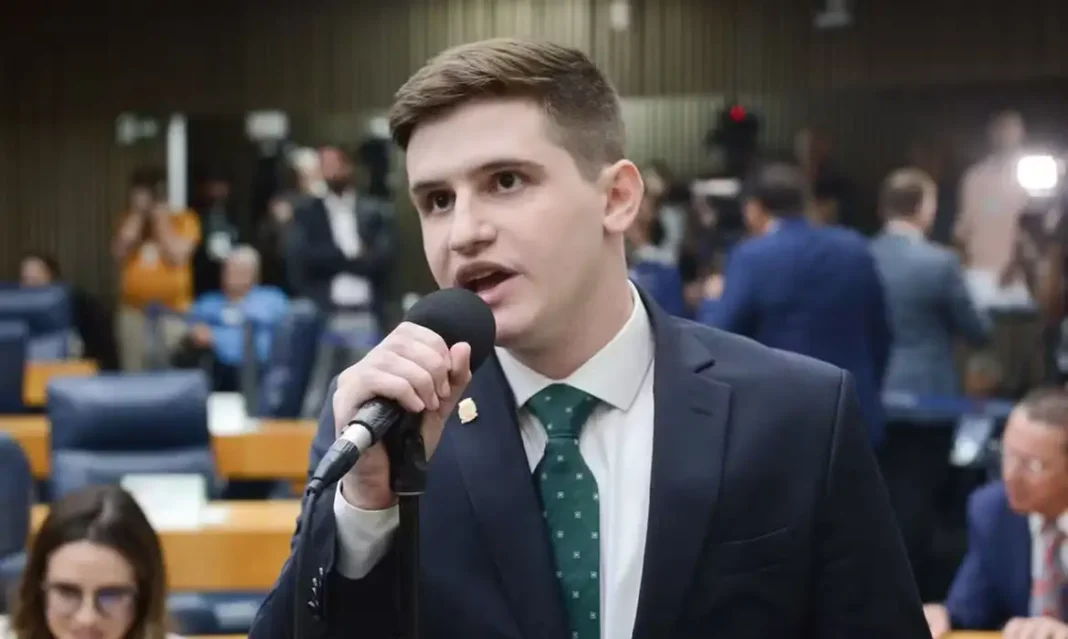 Promotores do Ministério Público de São Paulo investigam vereador Lucas Pavanato Promotores do Ministério Público de São Paulo investigam vereador Lucas Pavanato