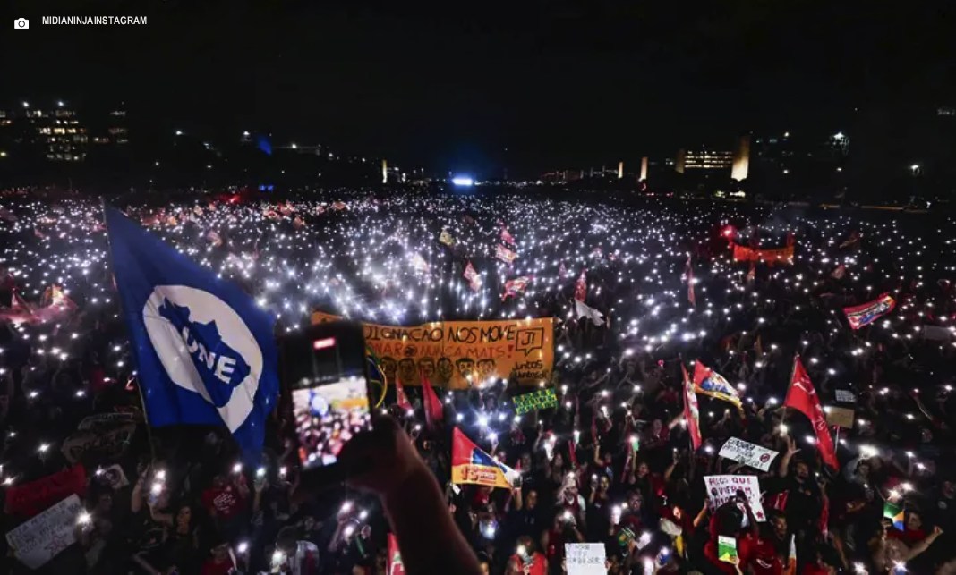 Estudantes ocupam Esplanada em apoio a Lula Estudantes ocupam Esplanada em apoio a Lula