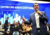Flávio Bolsonaro visita Jair em prisão domiciliar