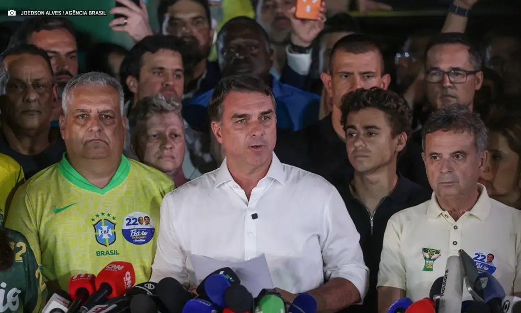 Flávio Bolsonaro rejeita vitória de Lula e promete acionar Justiça contra resultado de eleição Flávio Bolsonaro rejeita vitória de Lula e promete acionar Justiça contra resultado de eleição