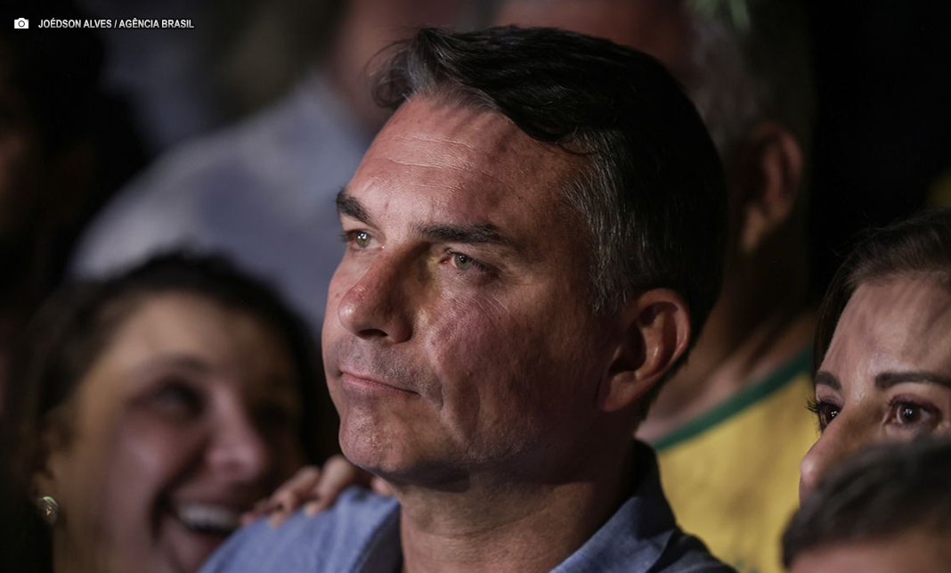 Polícia Federal intima Flávio Bolsonaro a entregar passaporte por ordem de Moraes Polícia Federal intima Flávio Bolsonaro a entregar passaporte por ordem de Moraes