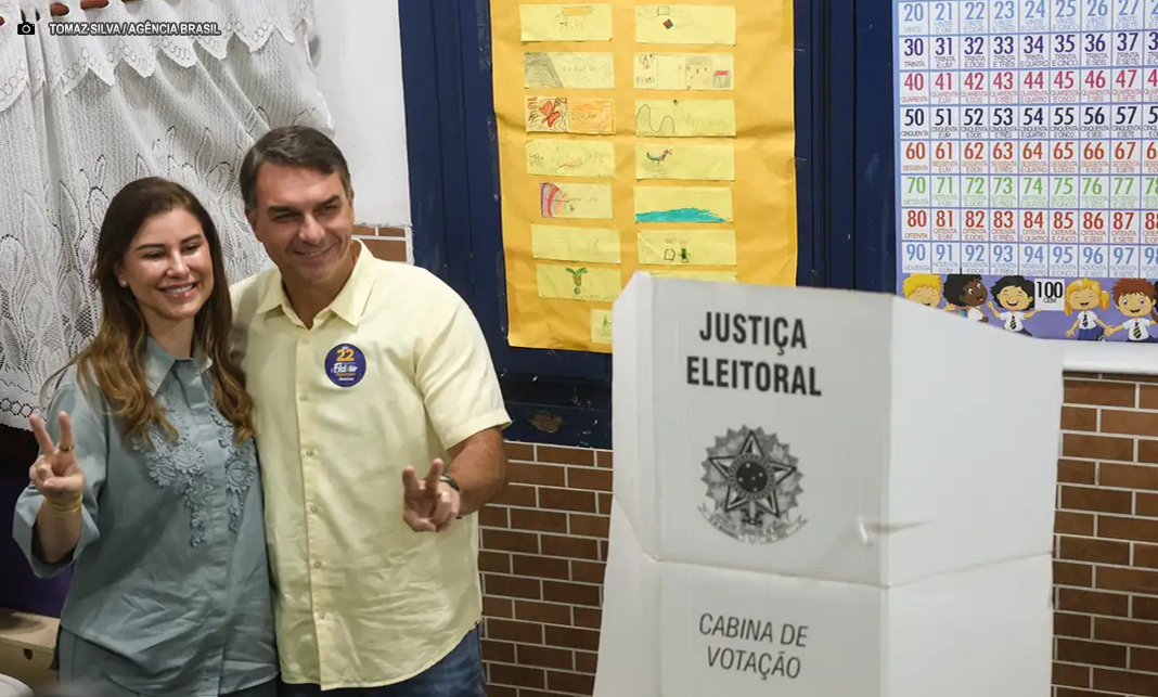 Flávio Bolsonaro vota no Rio de Janeiro e afirma representar a mudança Flávio Bolsonaro vota no Rio de Janeiro e afirma representar a mudança
