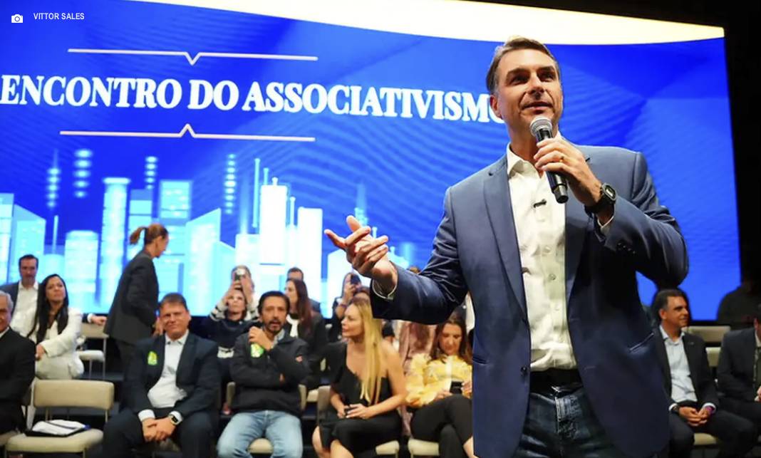 Flávio Bolsonaro visita Jair em prisão domiciliar Flávio Bolsonaro visita Jair em prisão domiciliar