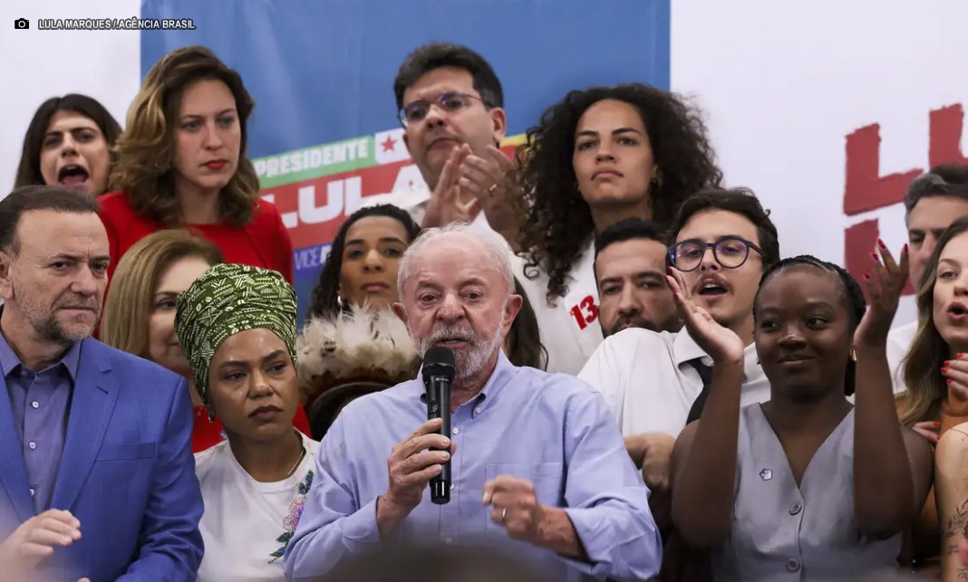 Lula desafia Flávio Bolsonaro a votar pelo fim da escala 6×1 Lula desafia Flávio Bolsonaro a votar pelo fim da escala 6×1