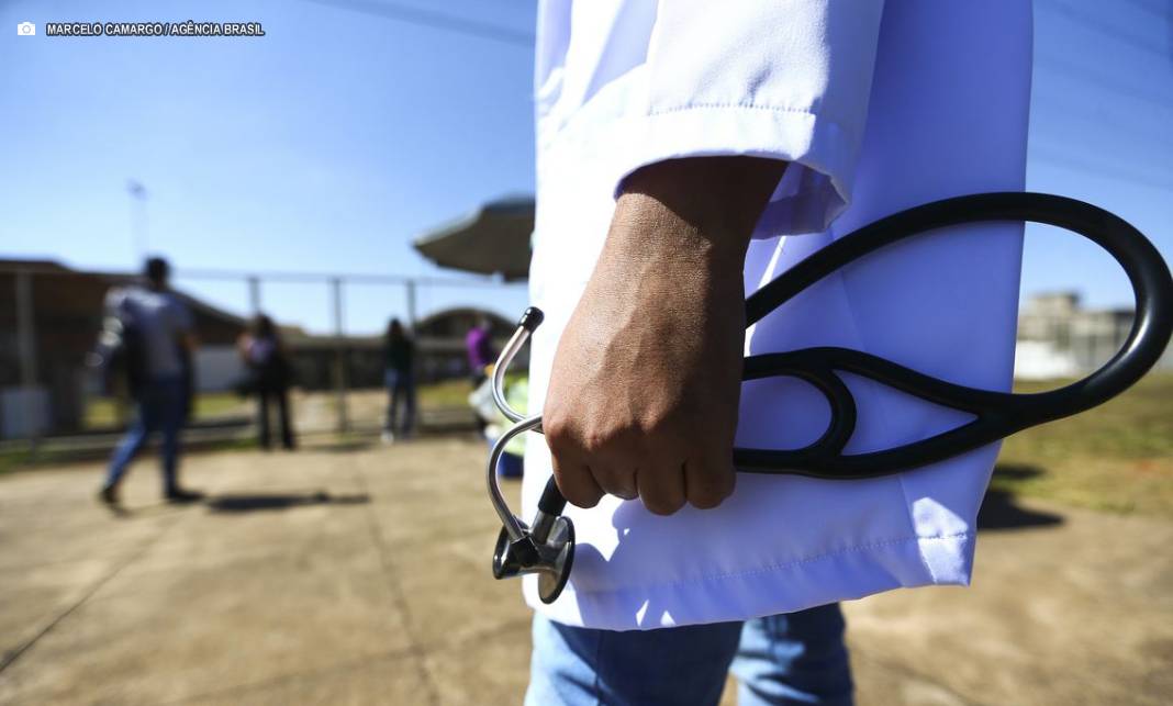 Parlamentares aprovam exame obrigatório para registro de médicos no país Parlamentares aprovam exame obrigatório para registro de médicos no país
