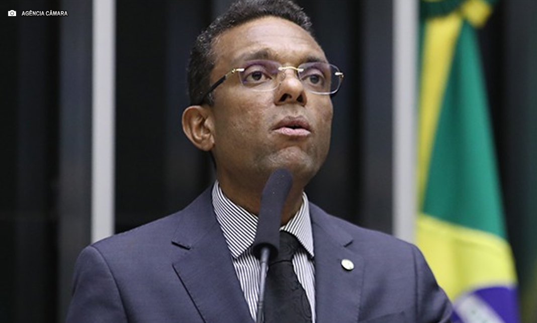 Otoni de Paula pede retenção de passaporte de Flávio Bolsonaro à PGR Otoni de Paula pede retenção de passaporte de Flávio Bolsonaro à PGR