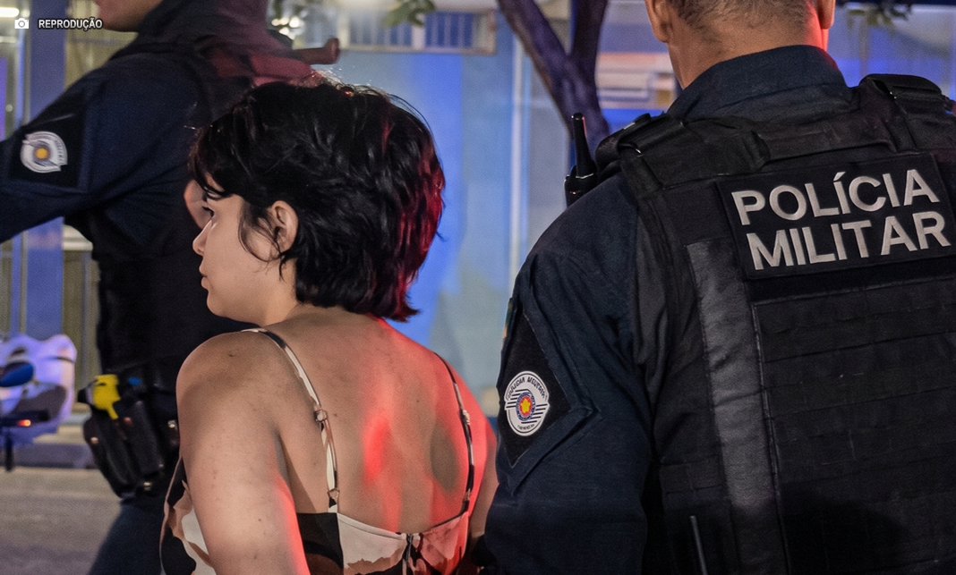Filha de Mercedes Bustamante denuncia abuso policial após prisão na Asa Norte, após tentar auxiliar idosa de 92 anos, impedida de votar Filha de Mercedes Bustamante denuncia abuso policial após prisão na Asa Norte, após tentar auxiliar idosa de 92 anos, impedida de votar