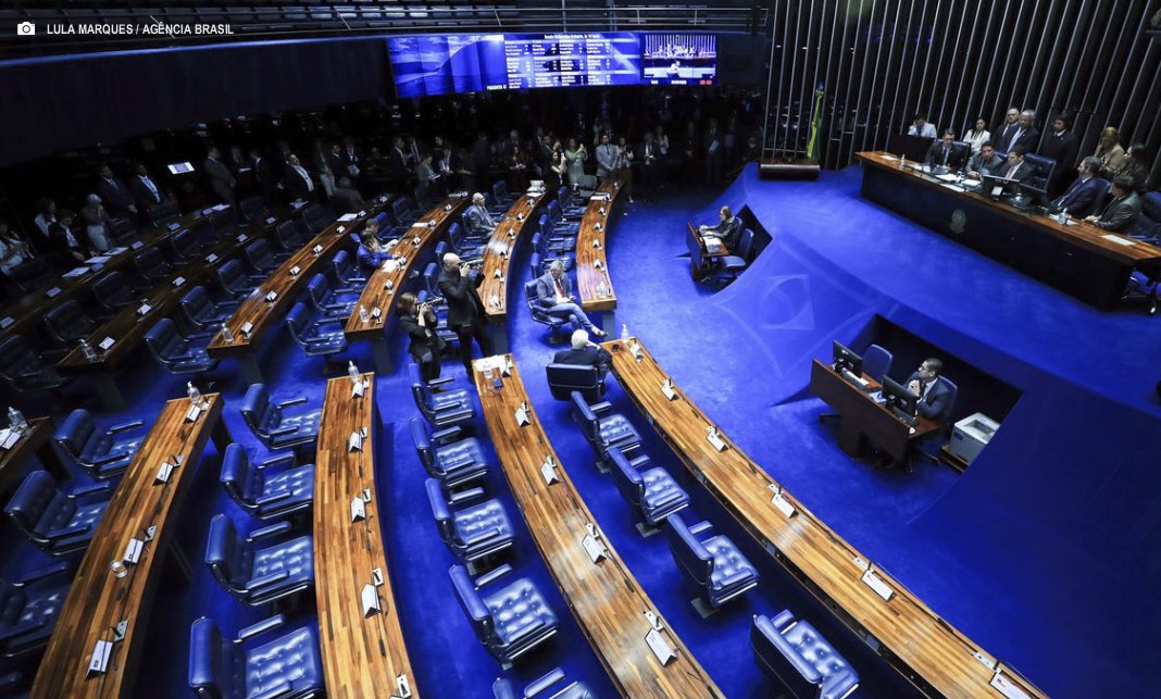 Eleitor precisa escolher dois candidatos ao Senado nas eleições gerais Eleitor precisa escolher dois candidatos ao Senado nas eleições gerais