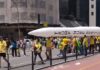 Manifestantes pedem bomba atômica dos EUA no Brasil em ato de Flávio Bolsonaro